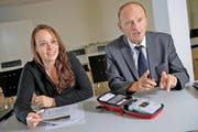 Tochter Claudia Schiller und Vater Alfred E. Schiller präsentieren den kleinsten Defibrillator der Welt, der nun per Drohne transportiert wird. (Bild Christian Hildebrand)