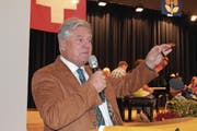 Gemeindepräsident Rolf Zgraggen hält die Schlüssel des erneuerten Schulhauses in der Hand. (Bild: Markus Zwyssig (Schattdorf, 16. September 2017))
