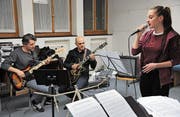 Die 16-jährige Gesangsschülerin Nicole Müller probt zusammen mit der Band für ihren Auftritt. Im Bild (von links): Roger Scheiber (Bass) und Gianluca Sala (Gitarre). (Bild: Urs Hanhart (Altdorf, 24. März 2017))