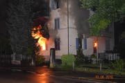 Die Flammen lodern aus dem Fenster des Mehrfamilienhauses an der Centralstrasse 16 in Sursee. (Bild: Luzerner Polizei)