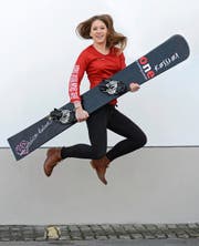 Hofft, in dieser Saison wieder grosse sportliche Sprünge machen zu können: Snowboarderin Jessica Keiser (19) aus Oberdorf in der Schweizer Delegationskleidung für die Universiade. (Bild Kurt Grüter)