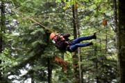Der nicht ganz freie Fall im Pendelsprung des neuen Seilparks Melchsee-Frutt. (Bild: Romano Cuonz)