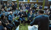 Chor und Blasmusik proben unter der Leitung von Christian Simmen. (Bild: PD)