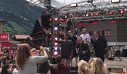Fans jubeln während der Nachmittagsprobe Roman Kilchsperger und der Kelly Family zu. (Bild: Nadia von Euw, Bote der Urschweiz)