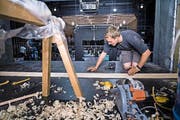 Im Theater Uri entsteht zurzeit das aufwendige Bühnenbild für die Tellspiele – mit vielen Spezialeffekten und Details. (Bild: Boris Bürgisser / Neue LZ)