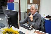 Bert Schnüriger an seinem Arbeitsplatz in der Redaktion der «Neuen Schwyzer Zeitung». (Bild Sandro Portmann)