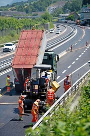 Bauarbeiter vergangene Woche bei Belagsarbeiten auf der A 2 in Stans. (Bild Corinne Glanzmann)