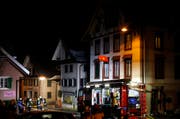 Der Brandplatz wird ausgeleuchtet. (Bild: Geri Holdener)