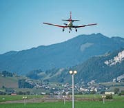 Ein Flugzeug im Landeanflug auf den Flugplatz Buochs. (Bild: Corinne Glanzmann (23. August 2017))
