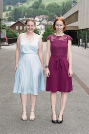 Für ihre Maturaarbeiten geehrt: Alina De Col (links) und Lea Estermann. (Bild: Roger Zbinden)