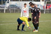 Der Freistoss-Spray: beim Testspiel des FCL (Remo Freuler in Weiss) gegen Lugano schon getestet. (Bild Martin Meienberger)