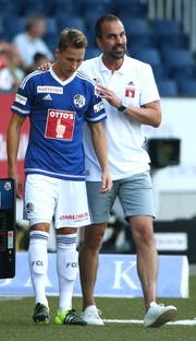 Luzerns Nicolas Haas (links) und Trainer Markus Babbel im Super League Spiel zwischen dem FC Luzern und dem FC Sion am Samstag. Im Bild: Babbels neues Outfit. (Bild: Philipp Schmidli)