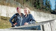 Flavia Barmettler (links) und Anja Fischer vor ihrer Abreise an die Nachwuchs-Weltmeisterschaften. Bild: Corinne Glanzmann (Flüelen, 18. Februar 2017)