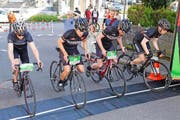 Achtung, fertig, los! Eine Vierergruppe nimmt den Finallauf in Angriff. (Bild Beat Blättler)