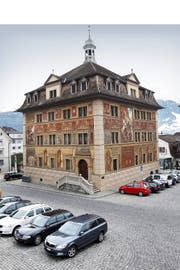 Die Defizite nehmen im Kanton Schwyz weiter zu, trotz einer Steuererhöhung. Im Bild ist das Rathaus von Schwyz zu sehen. (Archivbild Manuela Jans)