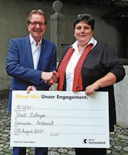 Der Zofinger Stadtammann Hans-Ruedi Hottiger nimmt den Check von der Andermatter Gemeindepräsidentin Yvonne Baumann entgegen. (Bild: Alfred Weigel)