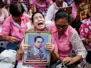 Ein Land trauert: Viele Thailänderinnen und Thailänder wuchsen mit Bhuminbol als Monarchen auf. (Bild: KEYSTONE/EPA/RUNGROJ YONGRIT)