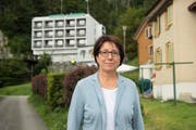 Kurz vor der Veranstaltung am Donnerstag strahlt Barbara Bär noch Zuversicht aus und posiert vor dem Hotel Löwen. (Bild: Keystone/Urs Flüeler)