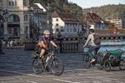 Polizist Andres Gomez ist oft mit dem Bike im Einsatz – und kennt die Probleme der Luzerner Velofahrer. (Bild: Nadia Schärli (Luzern, 5. Oktober 2017))