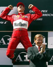 APA18122138-2 - 01052014 - SPIELBERG - ÖSTERREICH: ZU APA-TEXT SI - Michael Schumacher (GER/Ferrari) jubelt am Sonntag, 18. Mai 2003, am A1-Ring in Spielberg über den Sieg - im Vordergrund der damalige BK Wolfgang Schüssel. Der Deutsche gewinnt das Rennen vor dem Finnen Kimi Räikkönen im McLaren-Mercedes und 2002-Sieger Rubens Barrichello. APA-FOTO: HANS KLAUS TECHT (Bild: Hans Klaus Techt / APA / Keystone (Spielberg, 18. Mai 2003))