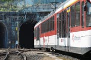 Ein Zug der Zentralbahn fährt aus dem Loppertunnel 1 zwischen Hergiswil und Alpnachstad. (Bild: Matthias Piazza (Hergiswil, 21. August 2015))