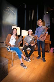Die Preisträger: Flavia Barmettler (Nordisch), Andri Ragettli (Freestyle) und Marco Odermatt (Alpin, von links). (Bild Roger Zbinden)
