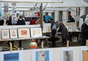 Verschiedene Arten von Kunst konnten die Besucher an den Marktständen entdecken. (Bild: Martin Uebelhart (Stans, 9. September 2017))