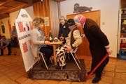 Am Gidelmäändig präsentierten die Unterschächner Fasnächtler ihre Sujets im Hotel Alpina. (Bild: Franz Imholz (Unterschächen, 12. Februar 2018))