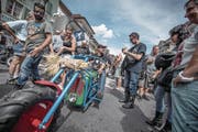 Killian Kurmann (oben) kam mit einer Spezialanfertigung an die Big-Hill-Bike-Party ins Städtchen Willisau. (Bilder: Pius Amrein (Willisau, 8. Juli 2017))