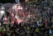 20 Jahre lang kein Konzert in der Schweiz, und dann direkt ins Muotatal: Die Kelly Family riss das Publikum von den Bänken. (Bild: Bote der Urschweiz)