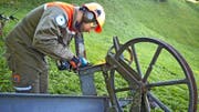 Zivilschützer Markus Burch demontiert eine stillgelegte Materialseilbahn. (Bild: PD)