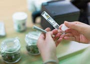 Zum Rauchen sind CBD-Hanf-Produkte legal, als Extrakt jedoch nicht. (Symbolbild: Gaetan Bally/Keystone)