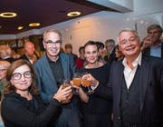 Stossen an: Stiftungsrätin Philomena Colatrella, Beat Züsli, Co-Leiterin Judith Rohrbach und Urs W. Studer. (Bild: Dominik Wunderli (Luzern, 16.9.17))