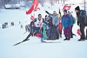 Janik Riebli wird dank lautstarker Unterstützung beim Prolog ins Ziel getragen. (Bild: Lars Kiser (Goms, 28. Januar 2018))