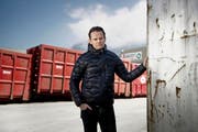 Reto Zimmermann vor den Containern auf dem Areal Kreuzstrasse. (Bild Corinne Glanzmann)