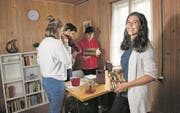 Erin Friedrich, Noah Müller und Livio Tecchiati (von links) suchen in einem Escape Room, den Victoria Müller (rechts) eingerichtet hat, nach der Lösung des Rätsels. (Bild: Corinne Glanzmann (Sarnen, 6. September 2017))