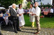 Pfarrer Ulrich Winkler und Pfarrerin Silke Petermann begrüssen ihre Gäste am Rosenburg-Fest, die spirituellen Heiler Beatrice Anderegg und Roman Grüter (von rechts). (Bild: Romano Cuonz (Stans, 9. Juni 2017))