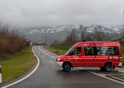 Verkehrsregelung durch die Schwyzer Feuerwehr bei der Autobahneinfahrt in Seewen. (Bild: Geri Holdener, Bote der Urschweiz)