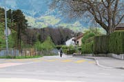 Auf der Langmattgasse wird Tempo 30 signalisiert. Die Bürgler haben einen Kredit gutgeheissen. (Bild: Philipp Zurfluh (Bürglen, 10. April 2017))