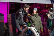 Annina Campell mit einem Teilnehmer während der Wettaufgabe, wobei es darum ging mit einem Velo soviel Energie zu erzeugen, damit am Schluss der Sendung die Cabrio Bahn 25m bewegt werden kann. (Bild: André A. Niederberger (Stans, 25. November 2017))