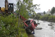 Der Fahrer des Dumpers erlitt mittelschwere Verletzungen. (Bild: Kapo Schwyz)
