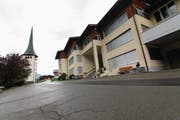 Das Kreisschulhaus neben der Kirche wurde 1974 eingeweiht und 1991 ausgebaut. (Bild: Florian Arnold (Spiringen, 13. September 2017))