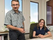 Lehrmeister Stefan Moos mit seiner ehemaligen Lehrtochter und neuen Angestellten Angela Ritter. (Bild Christian H. Hildebrand)