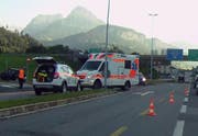 Der Rettungsdienst Schwyz war mit einer Ambulanz und dem Notarzt-Fahrzeug vor Ort. (Bild: Geri Holdener, Bote der Urschweiz)