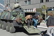 Orientierungstag der Armee in Alpnach: Demofahrt für 18-jährige Obwaldner im Radschützenpanzer. (Bild: Robert Hess (Alpnach, 16. März 2018))