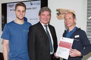 Bronzemedaillengewinner Maurus von Holzen, Bildungsdirektor Res Schmid und Lehrmeister Hans Ettlin (von links). (Bild: PD/Apimedia)