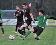 Schattdorf-Stürmer Driton Hoxha (am Ball) erzielte den 1:1-Ausgleich. (Bild: Urs Hanhart (Schattdorf, 29. April 2017))