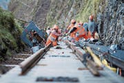 Arbeiter montieren die Gleise für die neue Bürgenstockbahn. (Bild: Keystone/Urs Flüeler (Bürgenstock, 10. März 2017))