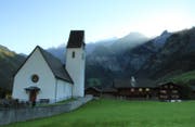 Die Kirche von Elm nach dem Ereignis: Nachdem die Sonne durchs Loch schien, ist sie hinter dem Grossen Tschingelhorn aufgegangen. Im Bild ist der Lichtkegel zu erkennen, der vorher die Kirche beleuchtet hat. (Bild: Stefanie Nopper / Luzernerzeitung.ch)