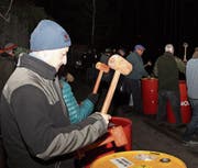 Auf der Flüe, oberhalb von Erstfeld, trommelten die Schattig-Chatzämüsiker die Fasnacht richtiggehend ein. Bild: Paul Gwerder (Erstfeld, 18. 2. 17)